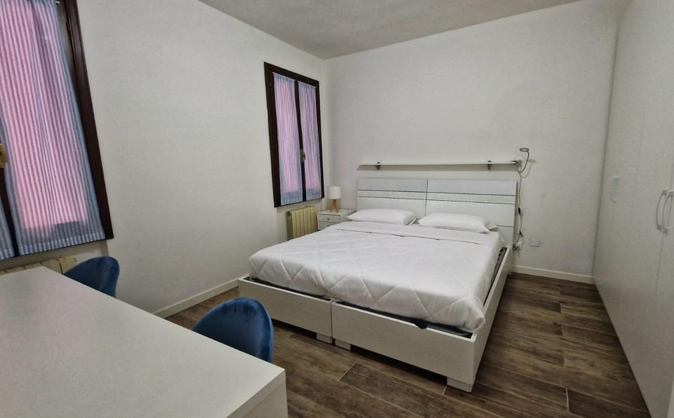 Bed, Photo of the whole room, Bedroom, hair dresser