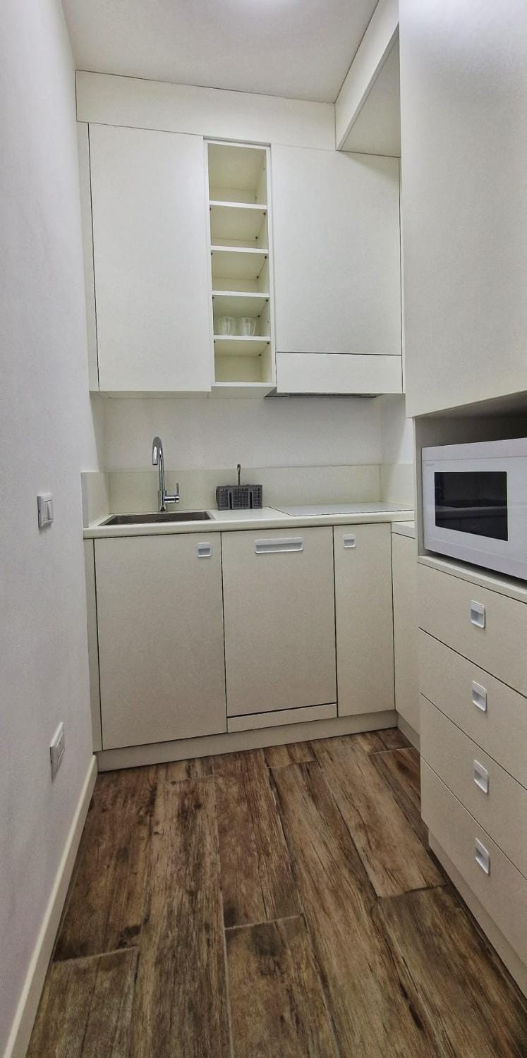 Kitchen or kitchenette, minibar, stove