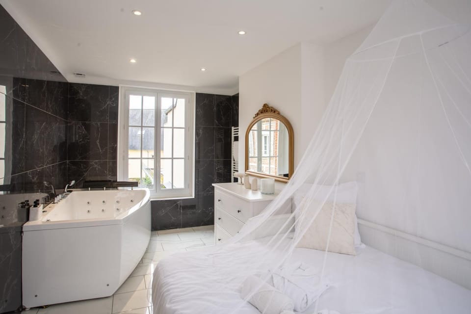 Bed, Bathroom, Photo of the whole room, Bedroom, Bath, towels