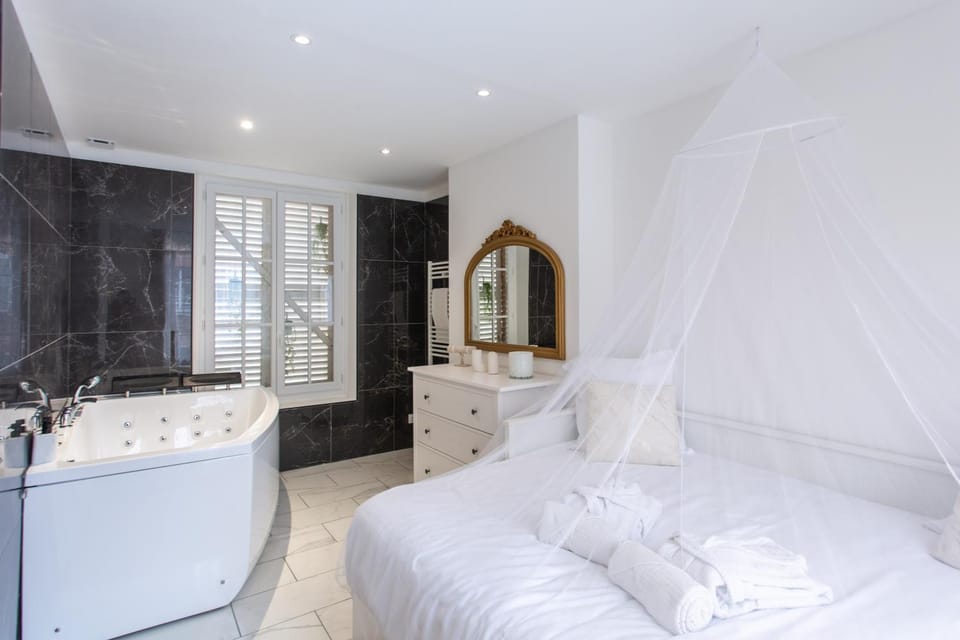 Bed, Bathroom, Photo of the whole room, Bedroom, Bath, towels