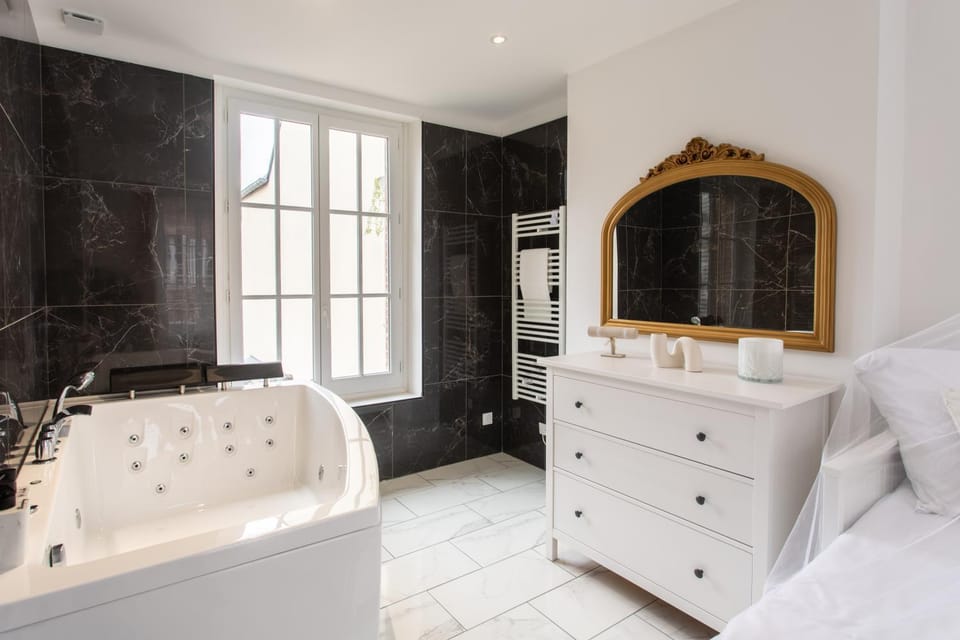Bed, Hot Tub, Bathroom, Photo of the whole room, Bedroom, Bath, towels