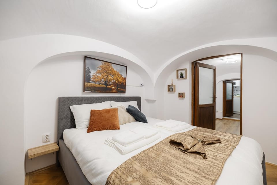 Bed, Photo of the whole room, Bedroom, towels