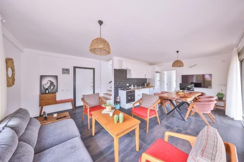 TV and multimedia, Kitchen or kitchenette, Living room, Seating area, Dining area