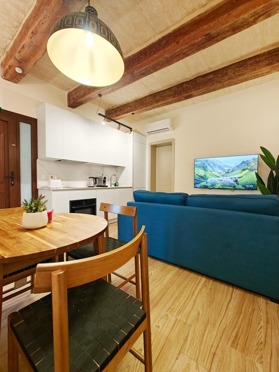 Kitchen or kitchenette, Living room, Seating area, Dining area