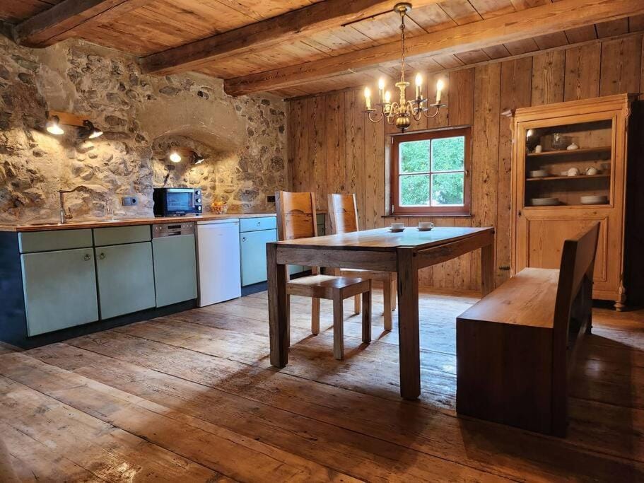 Kitchen or kitchenette, Seating area, Dining area