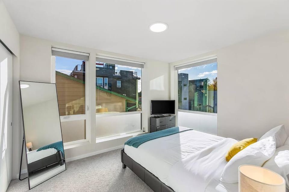 Modern 3BR - Walk to Light Rail with EVCharger & Parking Apartment in Seattle