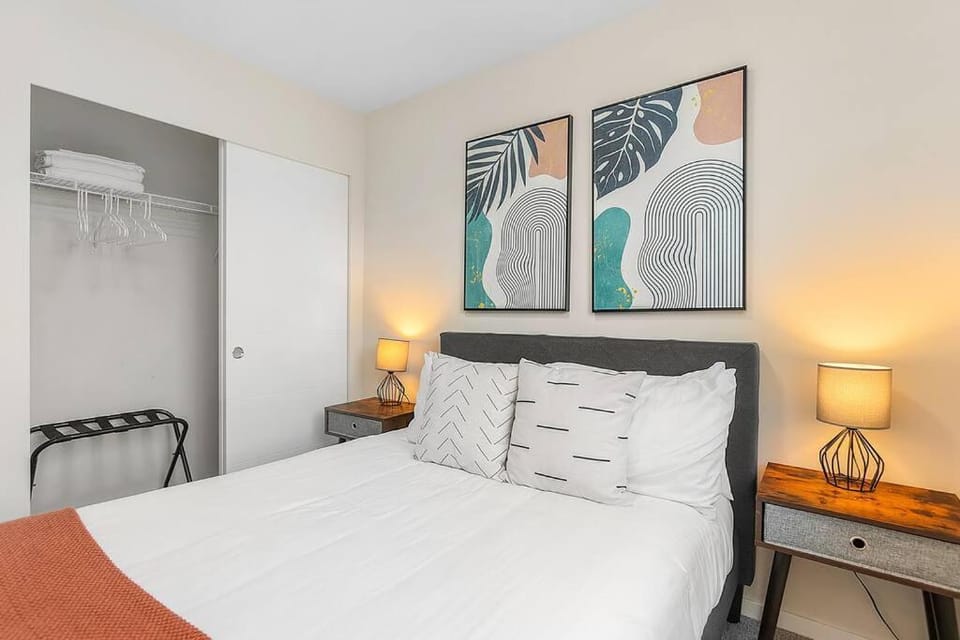 Modern 3BR - Walk to Light Rail with EVCharger & Parking Apartment in Seattle