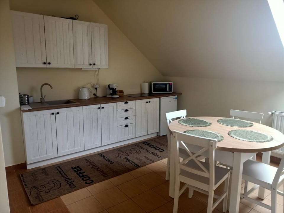 Coffee/tea facilities, Kitchen or kitchenette, Dining area, minibar, pet friendly, stove