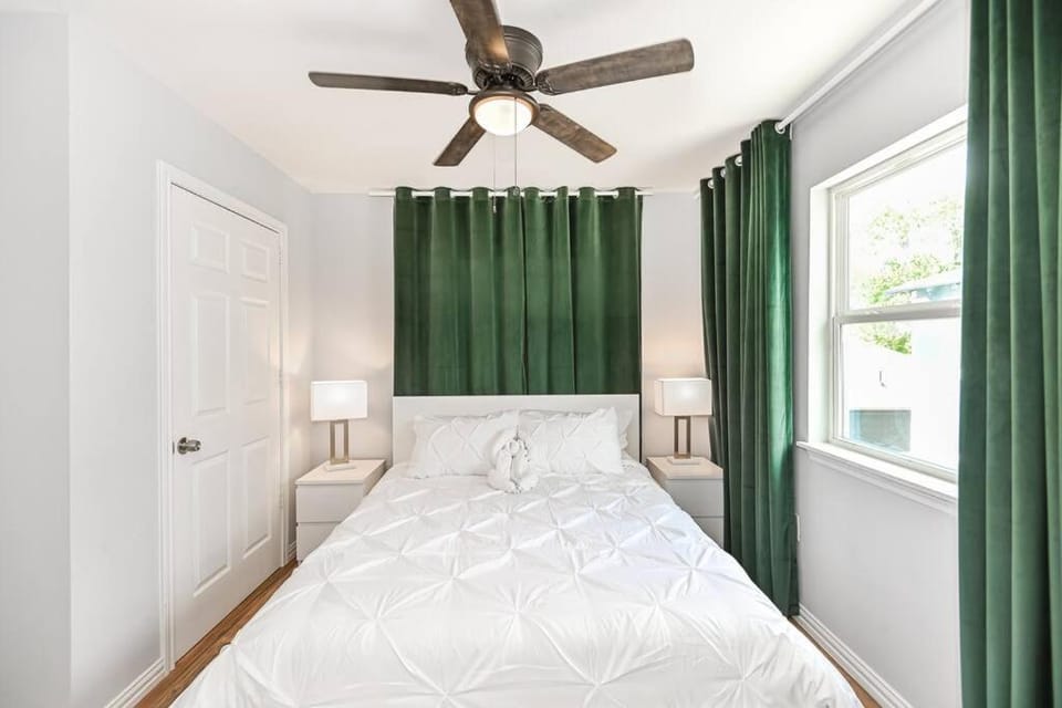 Bedroom, fireplace
