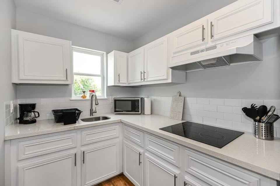 Coffee/tea facilities, Kitchen or kitchenette, minibar, stove