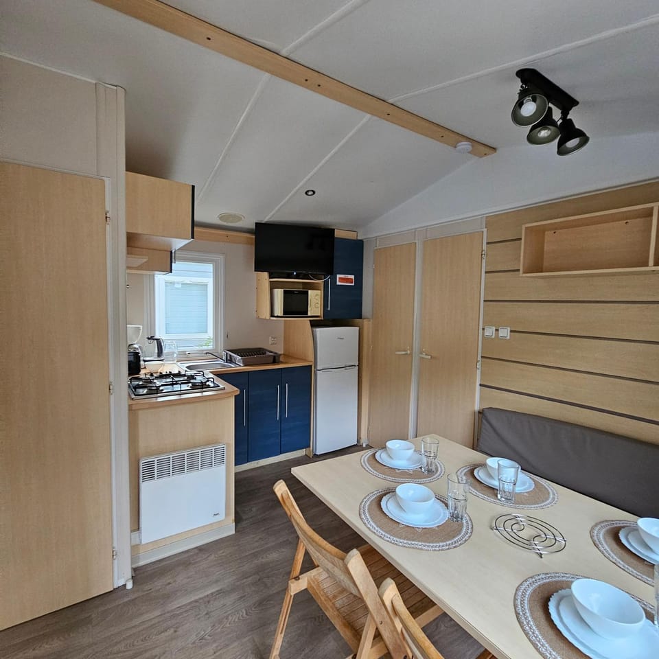 Dining area, minibar, stove