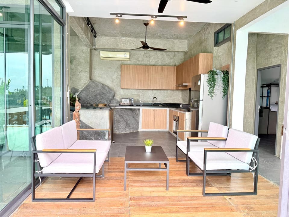 Patio, View (from property/room), Seating area, Dining area, Garden view