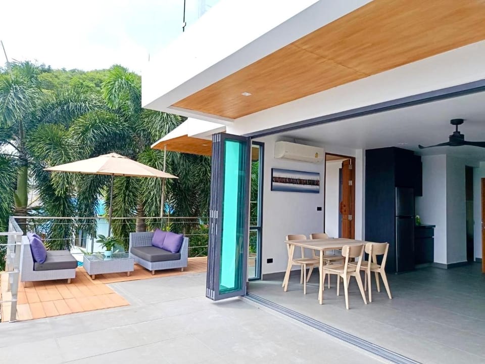 Patio, View (from property/room), Seating area, Dining area, Garden view