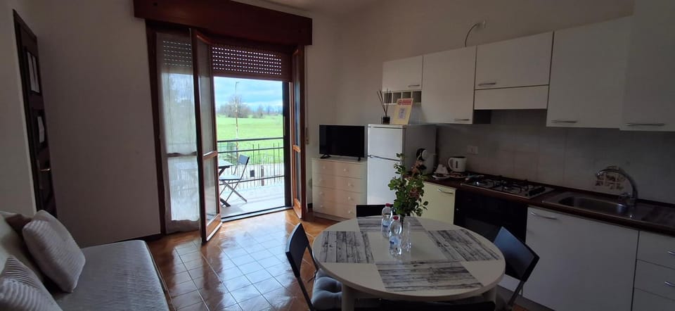 Kitchen or kitchenette, Living room, Seating area, Dining area, stove