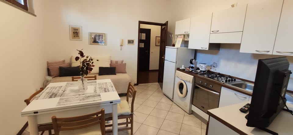 Coffee/tea facilities, Kitchen or kitchenette, Living room, Seating area, Dining area, oven, stove, washing machine