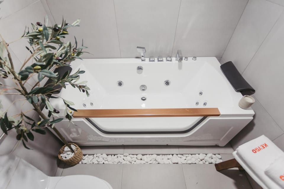 Hot Tub, Bathroom