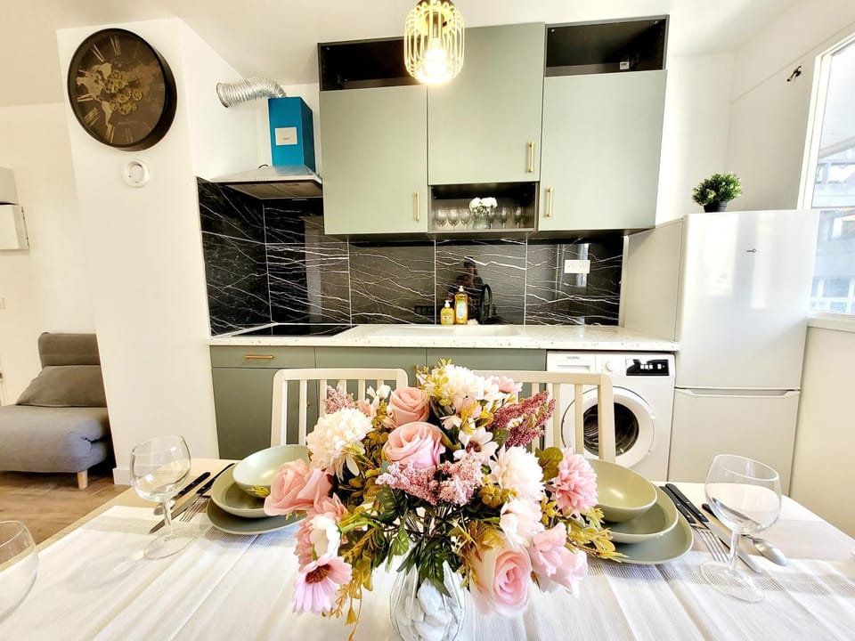 Kitchen or kitchenette, minibar, washing machine