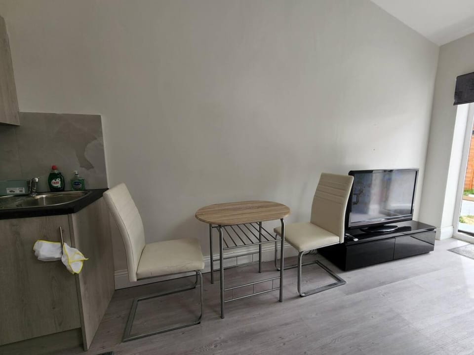 Ilford Town Centre Studio Apartment in Ilford