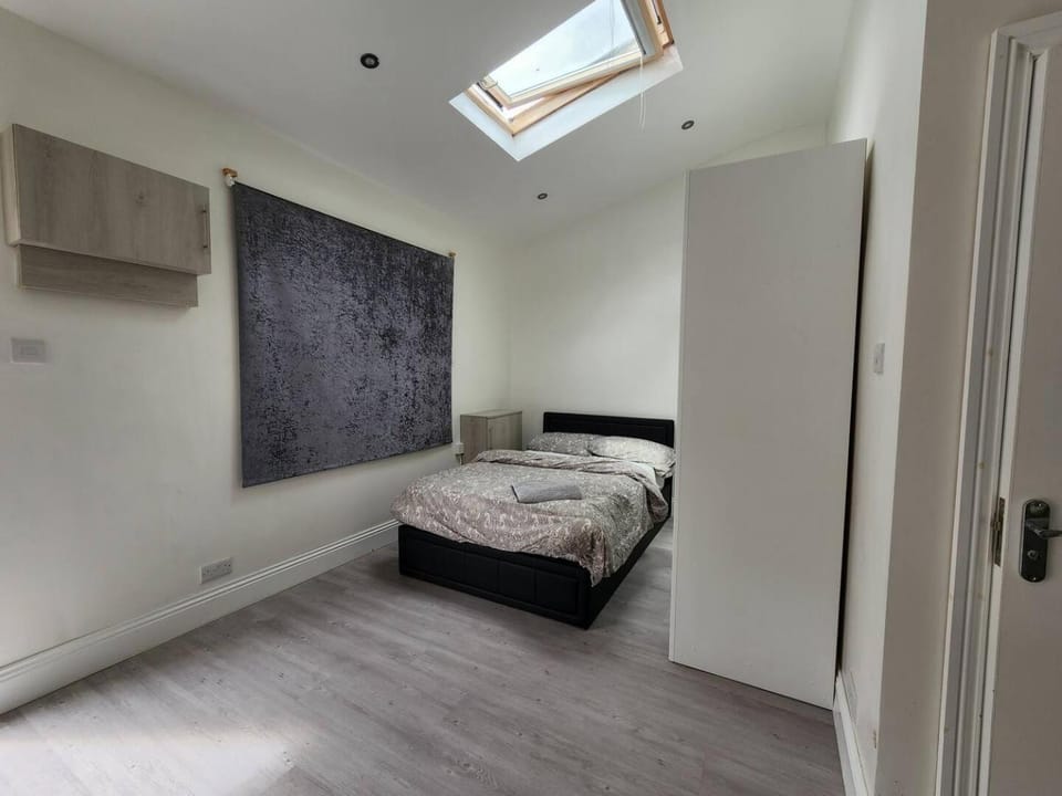 Ilford Town Centre Studio Apartment in Ilford