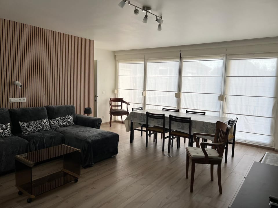 Property building, Living room, Seating area, Dining area, Breakfast