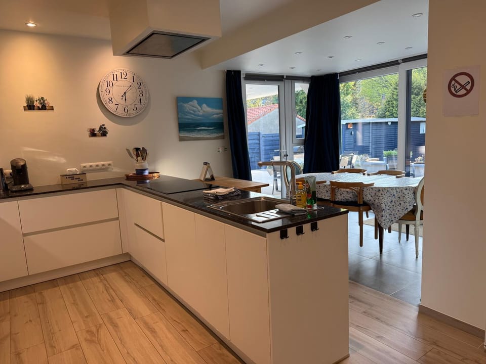 Kitchen or kitchenette, Seating area, Dining area