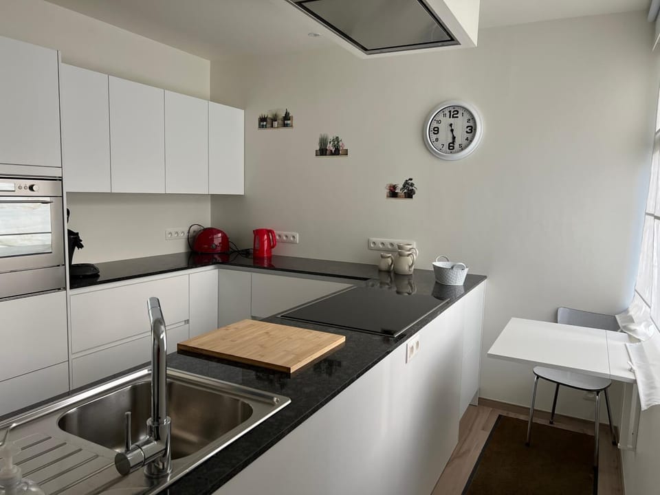 Property building, Kitchen or kitchenette, Dining area, Breakfast, minibar, pet friendly, stove