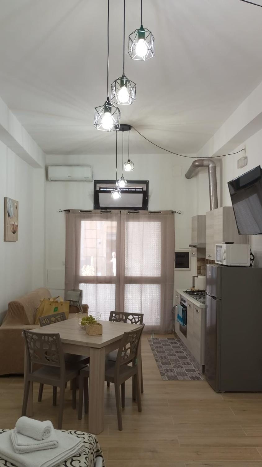 Kitchen or kitchenette, Dining area, minibar, pet friendly, stove, air conditioner