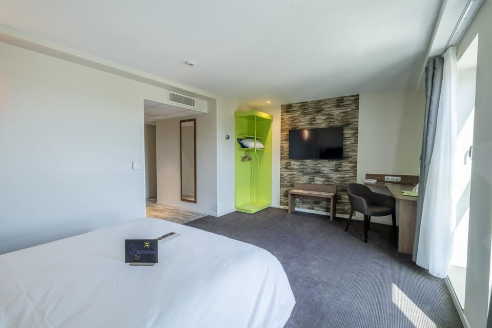Bed, TV and multimedia, Bedroom
