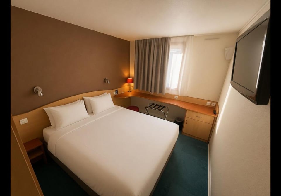 Bed, TV and multimedia, Photo of the whole room, Bedroom