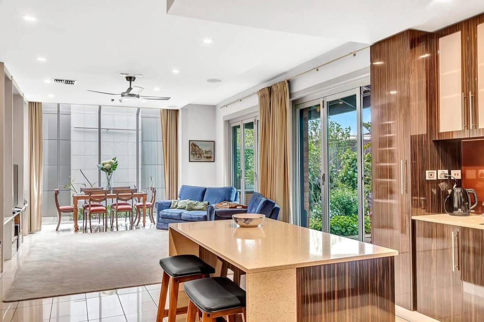 Kitchen or kitchenette, Living room