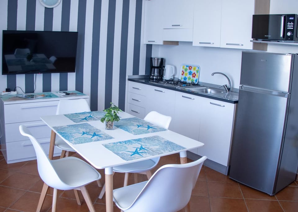 TV and multimedia, Coffee/tea facilities, Kitchen or kitchenette, microwave