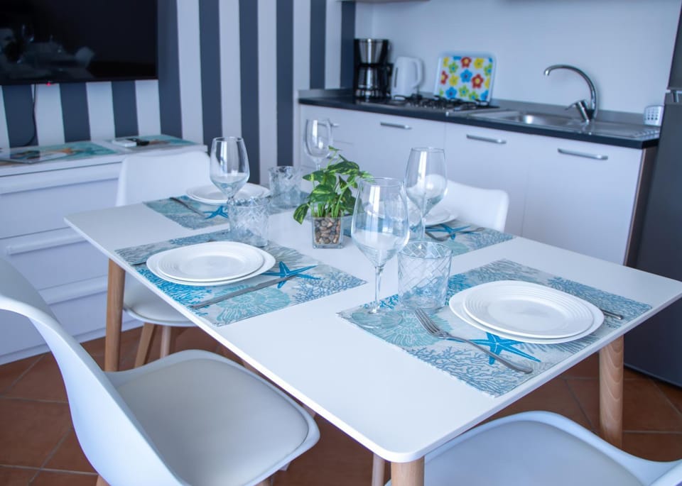 TV and multimedia, Coffee/tea facilities, Kitchen or kitchenette, internet