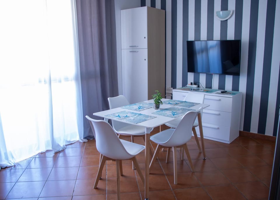 TV and multimedia, Kitchen or kitchenette, Living room