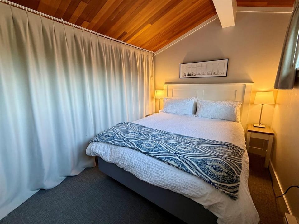 Oceanfront Studio with Loft - amazing views! Resort in Qualicum Beach
