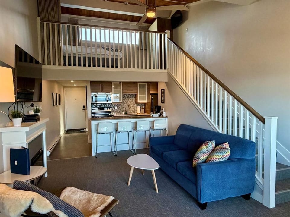 Oceanfront Studio with Loft - amazing views! Resort in Qualicum Beach
