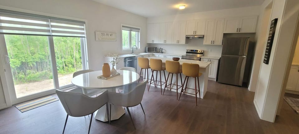 Stylish 5-Bedroom Retreat Near Port Dover and Turkey Point Beach Apartment in Lake Erie
