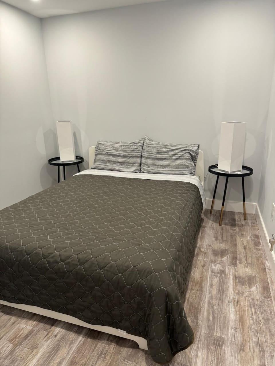 5-Bedroom Spacious Townhouse Apartment in Ontario