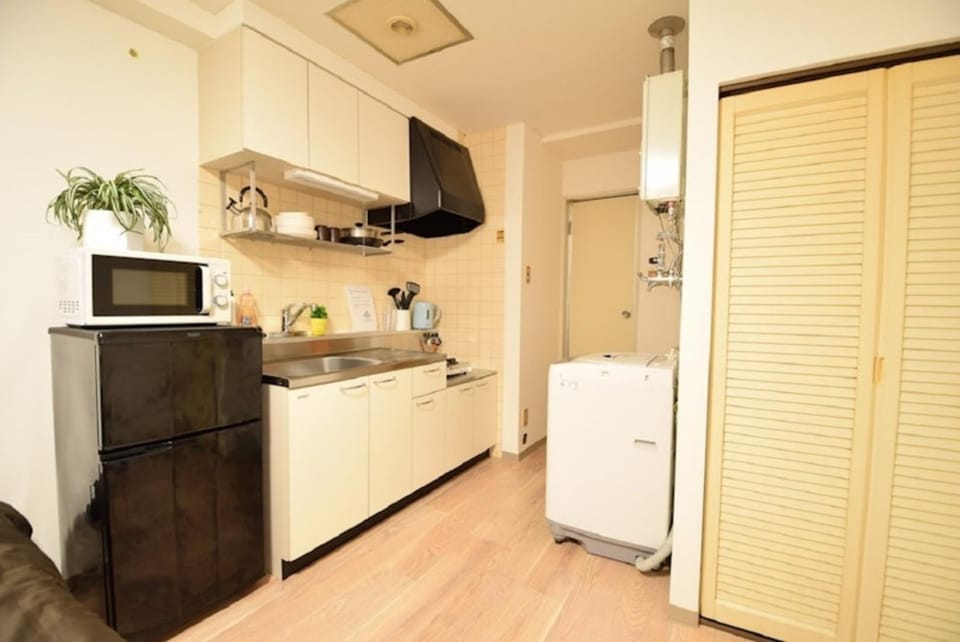 Kitchen or kitchenette, minibar