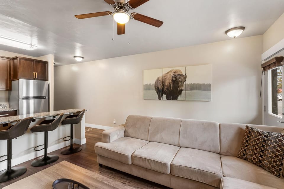 Kitchen or kitchenette, Living room, Seating area, Dining area, fireplace