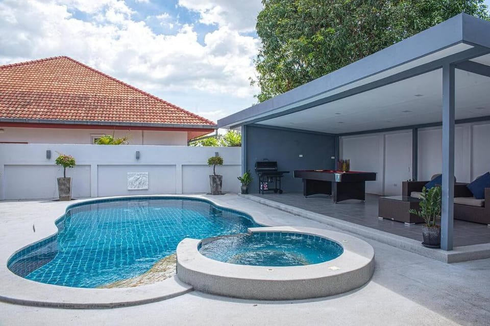 6 Bedroom Tropical Oasis with Pool & Jacuzzi V6 Villa in Pattaya City