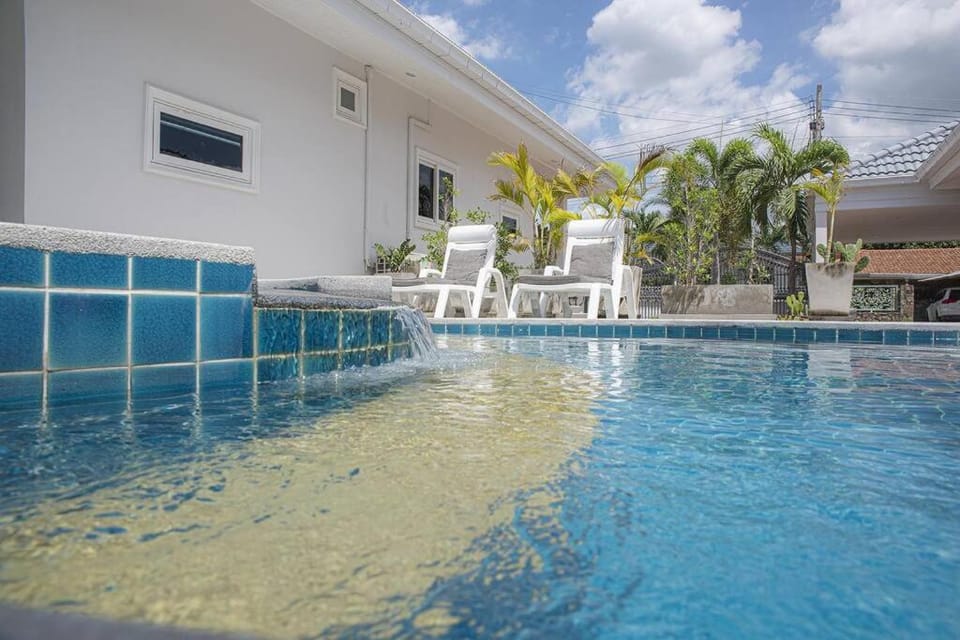6 Bedroom Tropical Oasis with Pool & Jacuzzi V6 Villa in Pattaya City