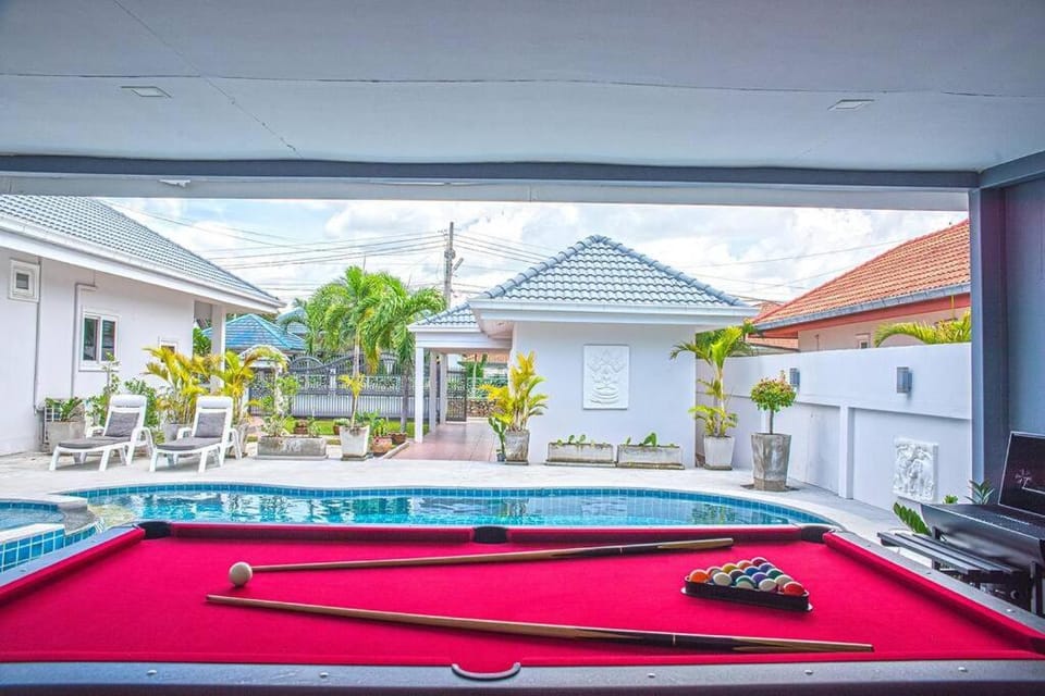 6 Bedroom Tropical Oasis with Pool & Jacuzzi V6 Villa in Pattaya City