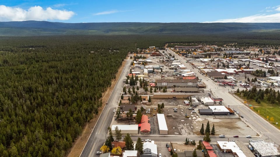 Property building, Day, Neighbourhood, Natural landscape, Bird's eye view, City view, Mountain view, Street view, Location