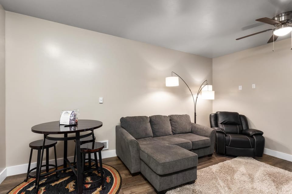 Living room, Seating area, Dining area, fireplace