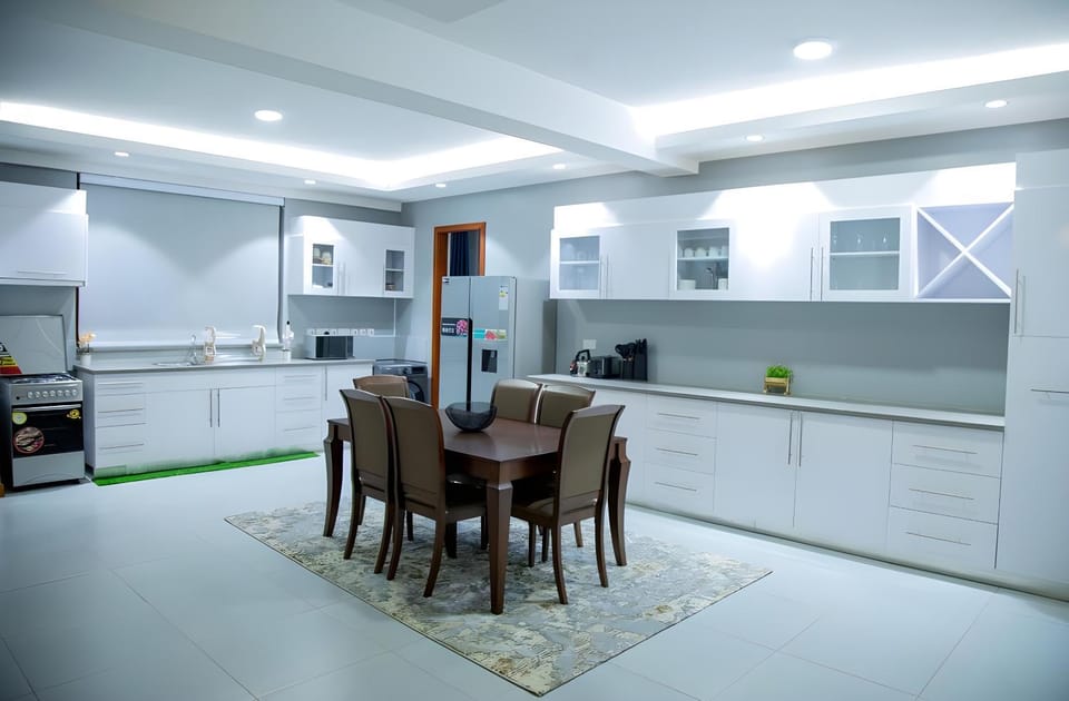 Kitchen or kitchenette, Dining area