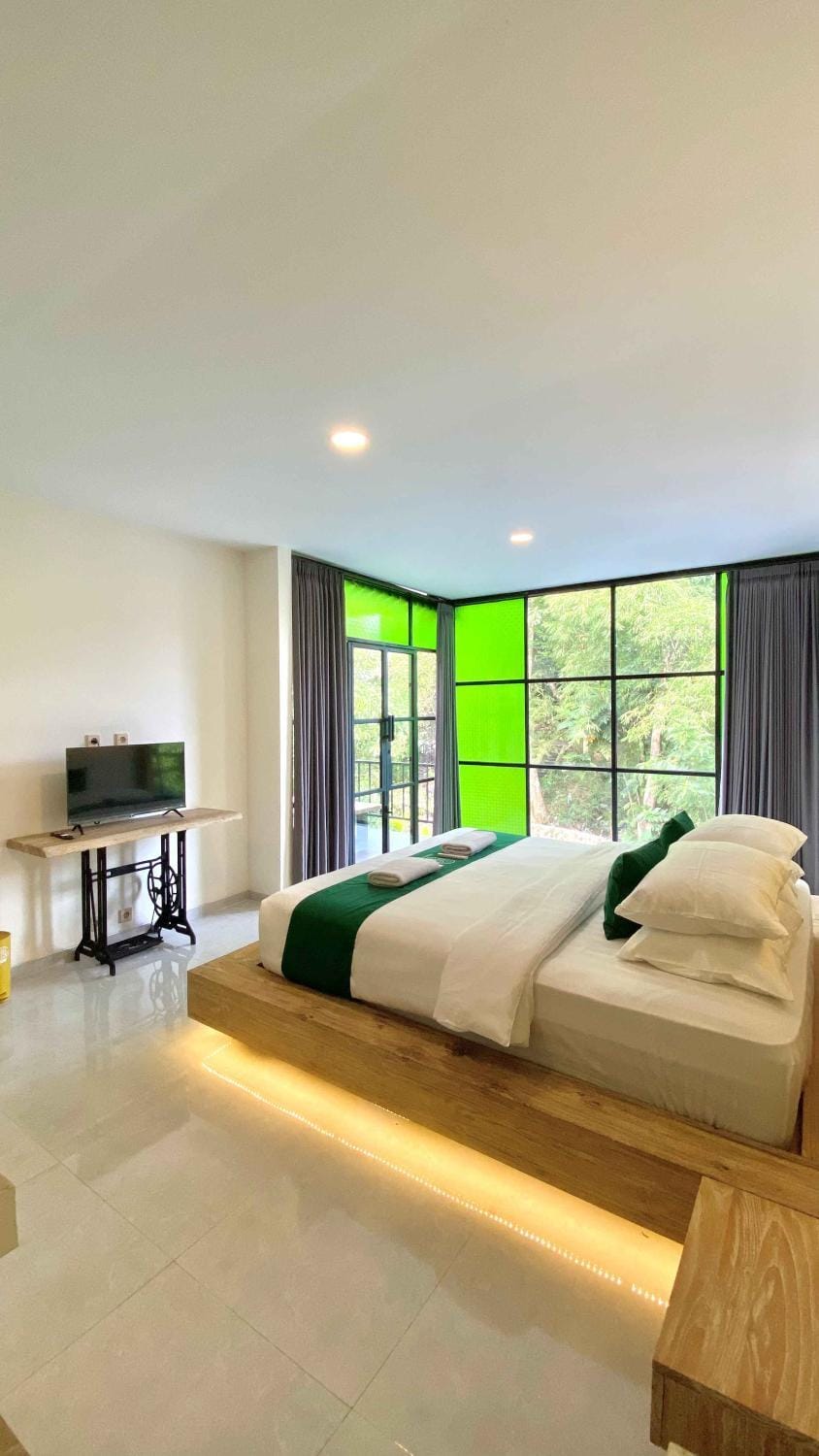 Bed, TV and multimedia, Photo of the whole room, Bedroom