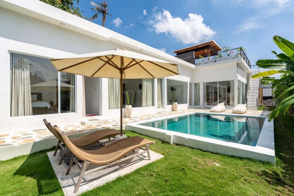 Property building, Patio, Spring, Day, Garden, Garden view, Pool view, Swimming pool, sunbed