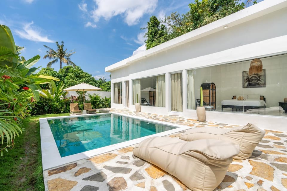 Property building, Patio, Day, Natural landscape, Garden, Garden view, Pool view, Swimming pool, sunbed