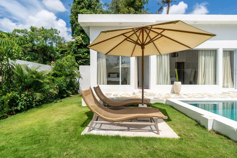 Property building, Patio, Spring, Day, Natural landscape, Garden, Garden view, Pool view, Swimming pool, sunbed