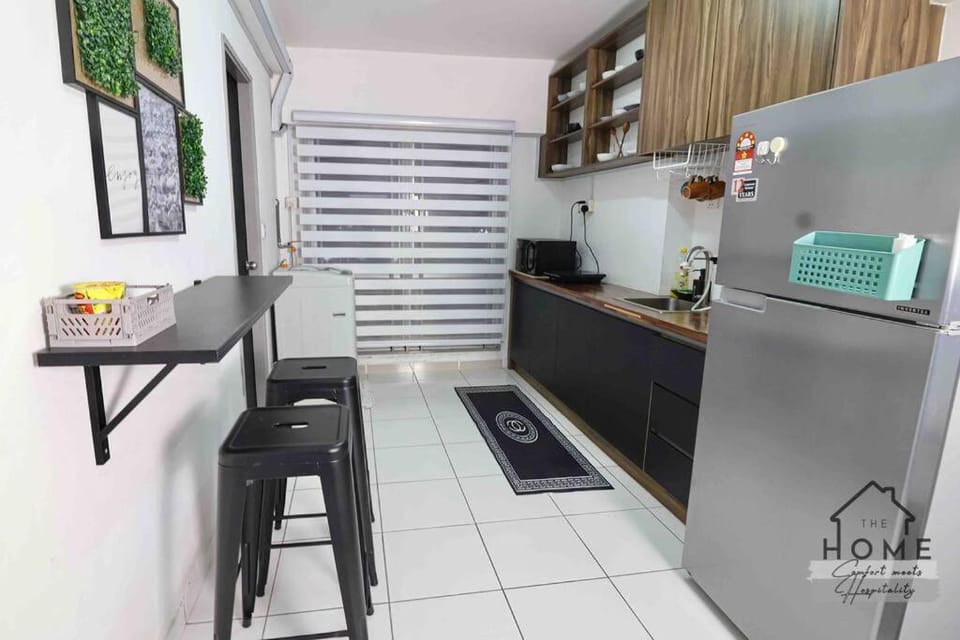 Kitchen or kitchenette, minibar, stove